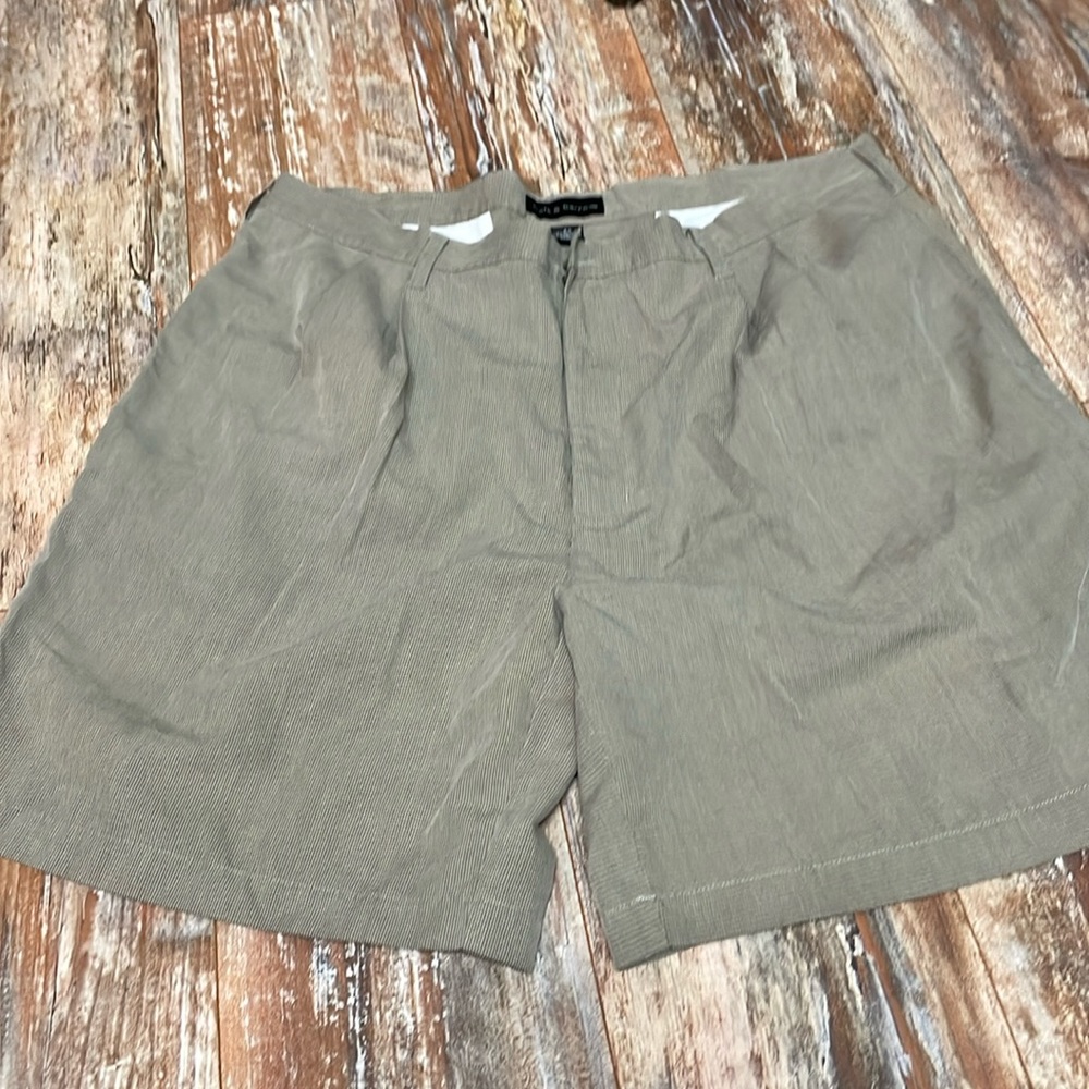 Croft & Barrow beige shorts sz 42